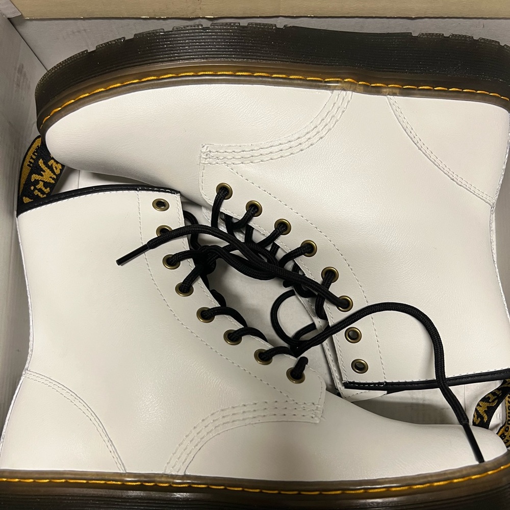 SOLD Dr. Martens boot NWT